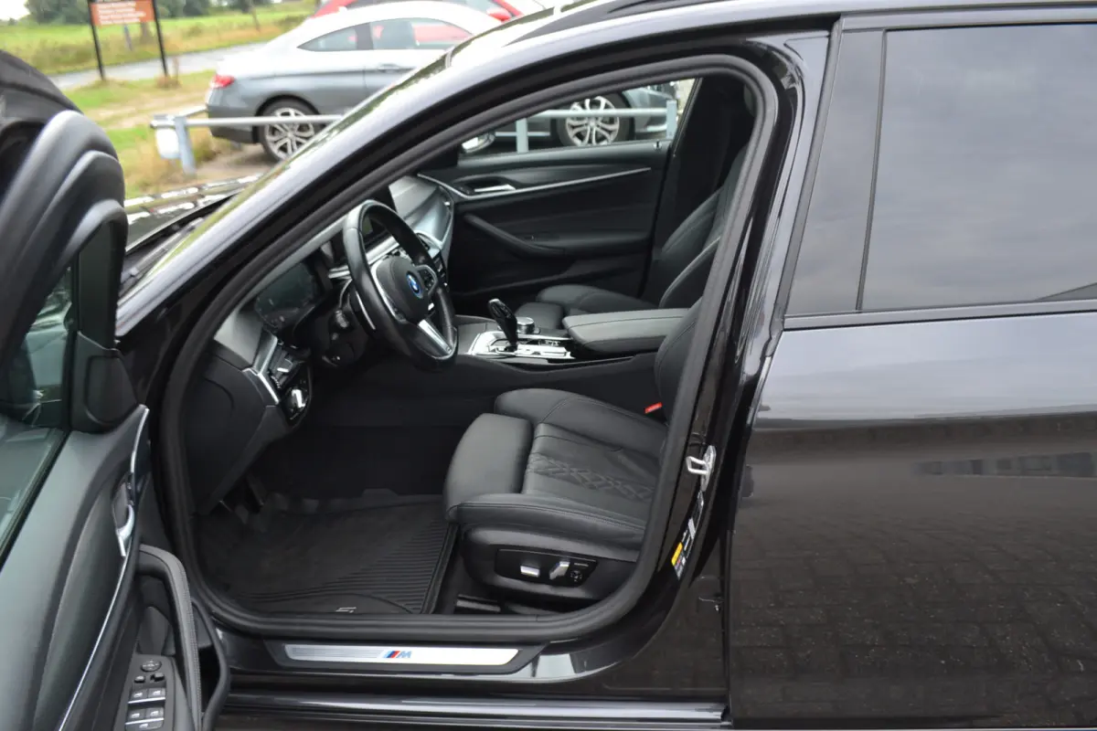 530e M-Sport | Laser| Panoramadak |Sfeerverlichting | Trekhaak | Comfortstoelen | Carplay | Assist | 49dkm !!