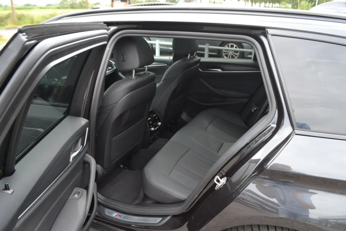 530e M-Sport | Laser| Panoramadak |Sfeerverlichting | Trekhaak | Comfortstoelen | Carplay | Assist | 49dkm !!