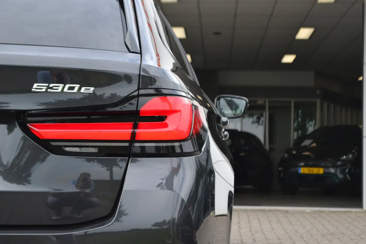 530e M-Sport | Laser| Panoramadak |Sfeerverlichting | Trekhaak | Comfortstoelen | Carplay | Assist | 49dkm !!