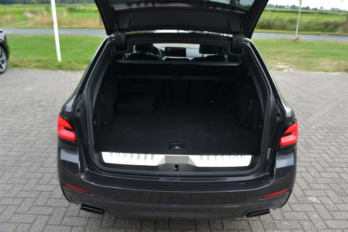 530e M-Sport | Laser| Panoramadak |Sfeerverlichting | Trekhaak | Comfortstoelen | Carplay | Assist | 49dkm !!