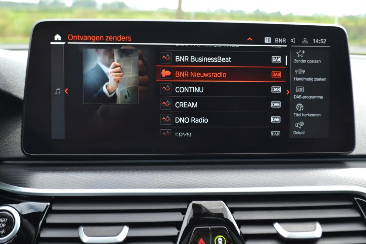 530e M-Sport | Laser| Panoramadak |Sfeerverlichting | Trekhaak | Comfortstoelen | Carplay | Assist | 49dkm !!