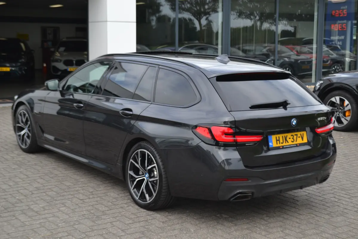 530e M-Sport | Laser| Panoramadak |Sfeerverlichting | Trekhaak | Comfortstoelen | Carplay | Assist | 49dkm !!