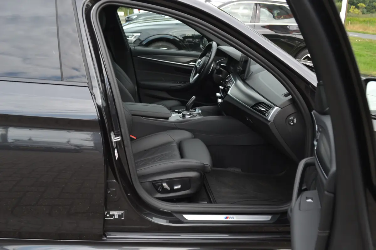 530e M-Sport | Laser| Panoramadak |Sfeerverlichting | Trekhaak | Comfortstoelen | Carplay | Assist | 49dkm !!