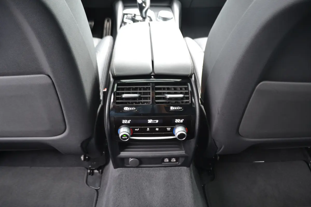 530e M-Sport | Laser| Panoramadak |Sfeerverlichting | Trekhaak | Comfortstoelen | Carplay | Assist | 49dkm !!