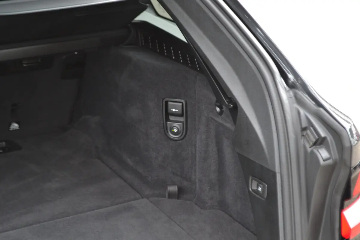 530e M-Sport | Laser| Panoramadak |Sfeerverlichting | Trekhaak | Comfortstoelen | Carplay | Assist | 49dkm !!