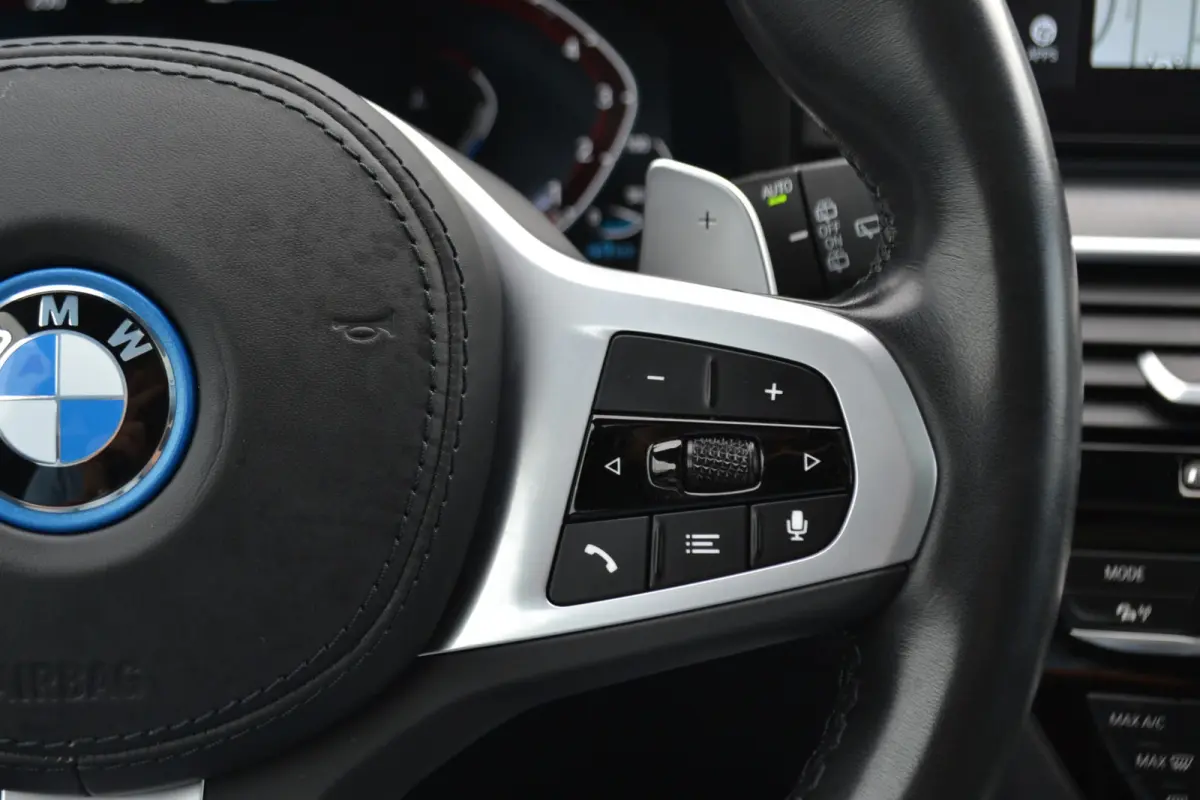 530e M-Sport | Laser| Panoramadak |Sfeerverlichting | Trekhaak | Comfortstoelen | Carplay | Assist | 49dkm !!