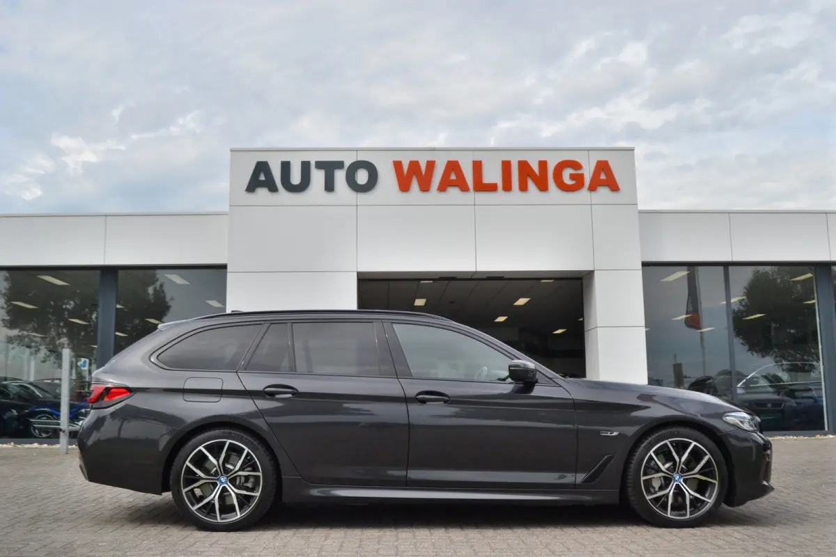 530e M-Sport | Laser| Panoramadak |Sfeerverlichting | Trekhaak | Comfortstoelen | Carplay | Assist | 49dkm !!