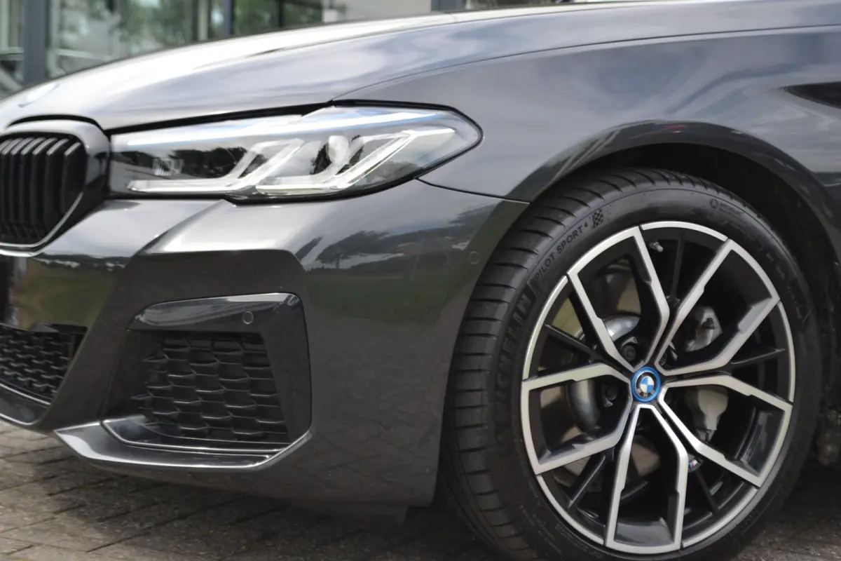 530e M-Sport | Laser| Panoramadak |Sfeerverlichting | Trekhaak | Comfortstoelen | Carplay | Assist | 49dkm !!