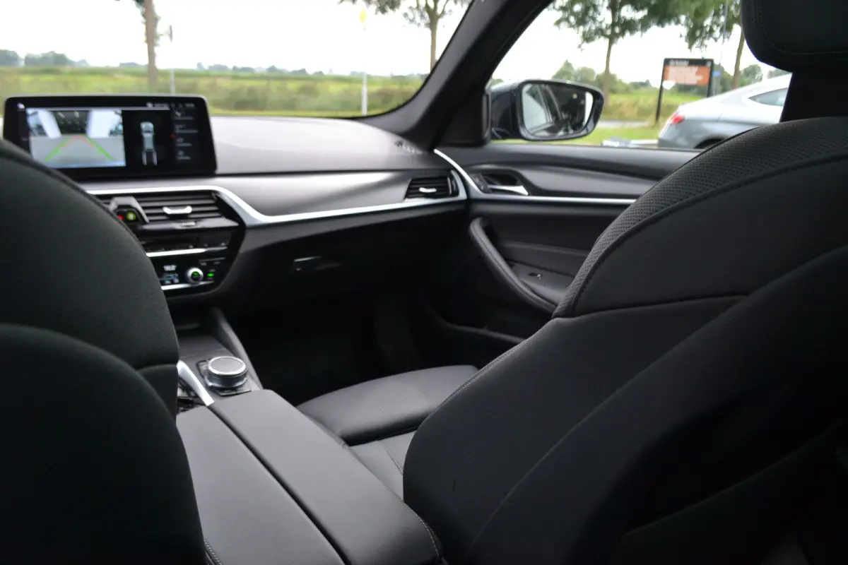 530e M-Sport | Laser| Panoramadak |Sfeerverlichting | Trekhaak | Comfortstoelen | Carplay | Assist | 49dkm !!
