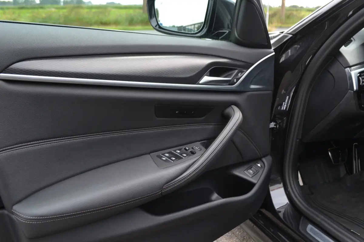 530e M-Sport | Laser| Panoramadak |Sfeerverlichting | Trekhaak | Comfortstoelen | Carplay | Assist | 49dkm !!