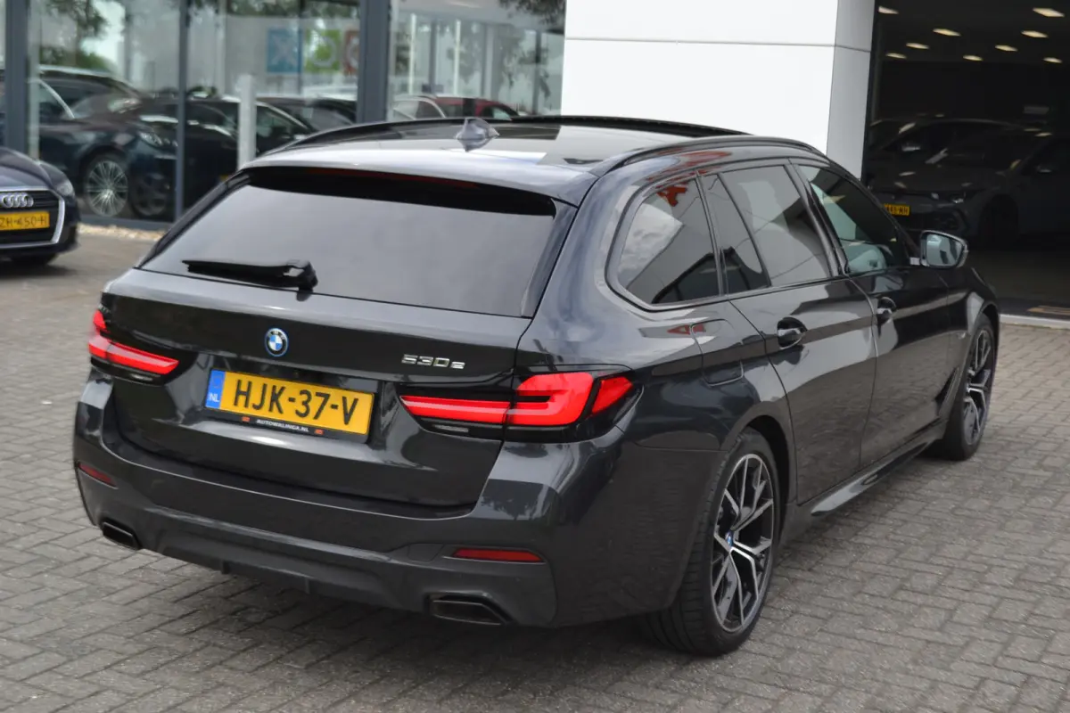 530e M-Sport | Laser| Panoramadak |Sfeerverlichting | Trekhaak | Comfortstoelen | Carplay | Assist | 49dkm !!