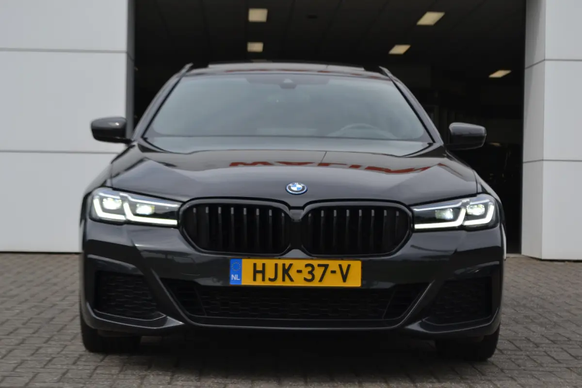 530e M-Sport | Laser| Panoramadak |Sfeerverlichting | Trekhaak | Comfortstoelen | Carplay | Assist | 49dkm !!
