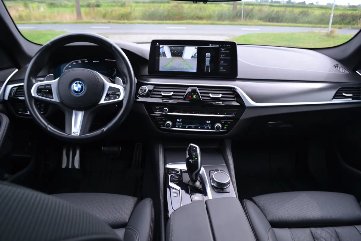 530e M-Sport | Laser| Panoramadak |Sfeerverlichting | Trekhaak | Comfortstoelen | Carplay | Assist | 49dkm !!