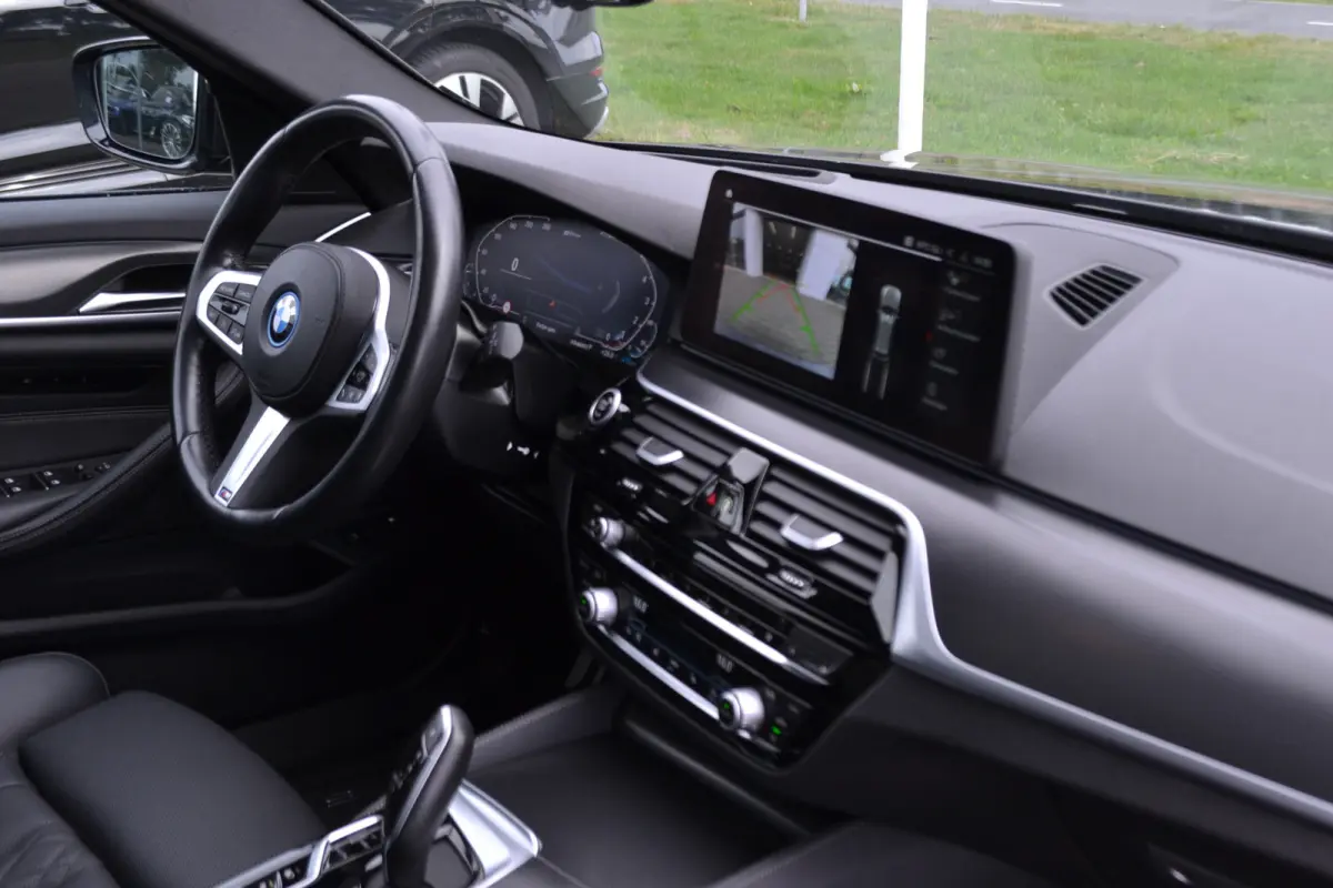 530e M-Sport | Laser| Panoramadak |Sfeerverlichting | Trekhaak | Comfortstoelen | Carplay | Assist | 49dkm !!