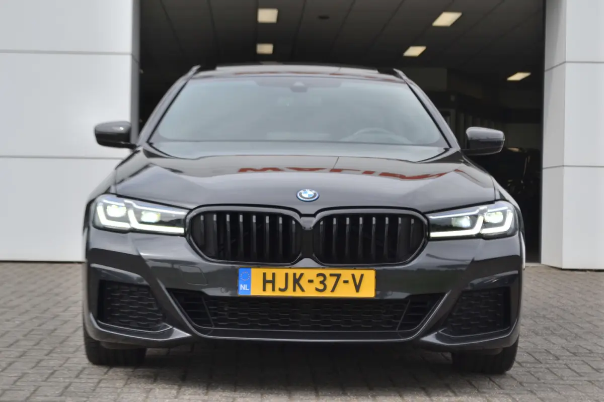 530e M-Sport | Laser| Panoramadak |Sfeerverlichting | Trekhaak | Comfortstoelen | Carplay | Assist | 49dkm !!