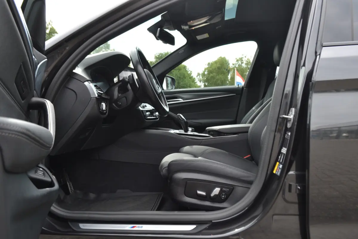 530e M-Sport | Laser| Panoramadak |Sfeerverlichting | Trekhaak | Comfortstoelen | Carplay | Assist | 49dkm !!