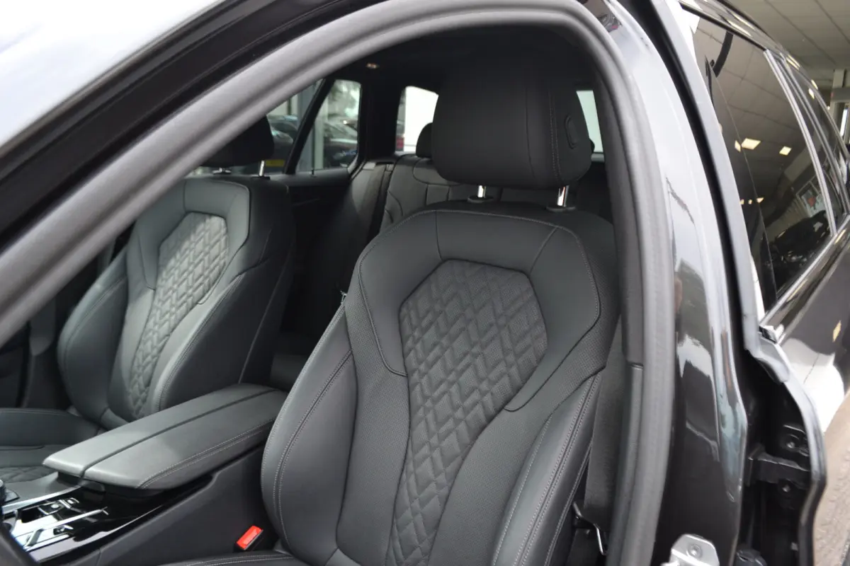 530e M-Sport | Laser| Panoramadak |Sfeerverlichting | Trekhaak | Comfortstoelen | Carplay | Assist | 49dkm !!