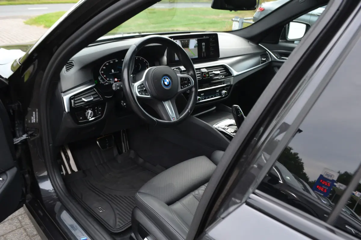 530e M-Sport | Laser| Panoramadak |Sfeerverlichting | Trekhaak | Comfortstoelen | Carplay | Assist | 49dkm !!
