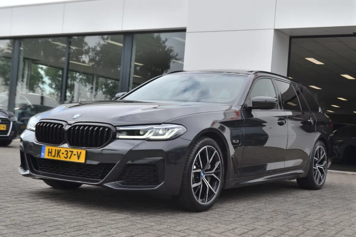 530e M-Sport | Laser| Panoramadak |Sfeerverlichting | Trekhaak | Comfortstoelen | Carplay | Assist | 49dkm !!