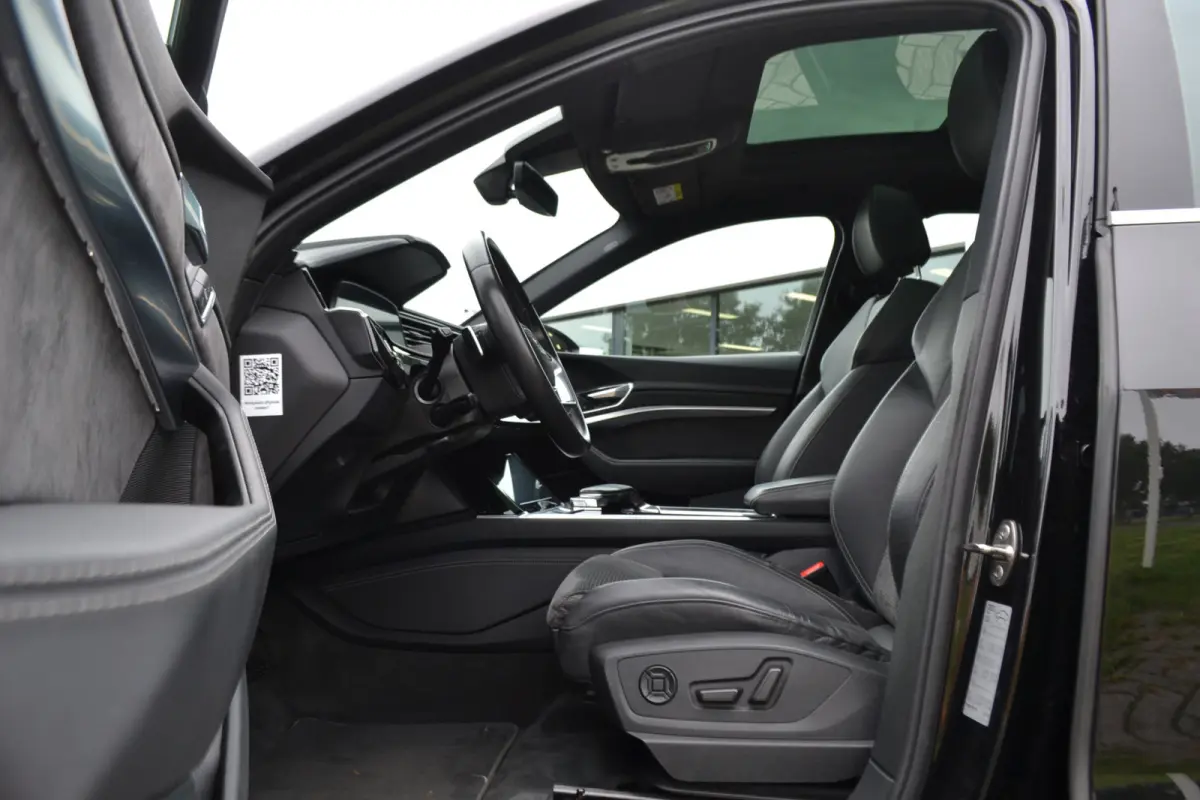 55 quattro S-Line 95 kWh Panoramdak | Trekhaak | Stoelen v el geheug. | Achteruitrijcamera | Keyless |