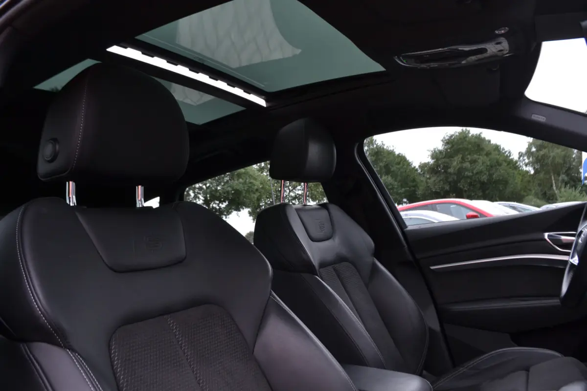55 quattro S-Line 95 kWh Panoramdak | Trekhaak | Stoelen v el geheug. | Achteruitrijcamera | Keyless |