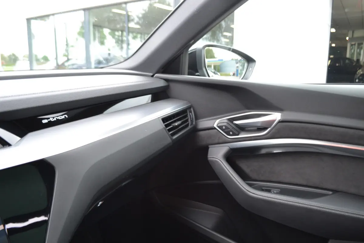 55 quattro S-Line 95 kWh Panoramdak | Trekhaak | Stoelen v el geheug. | Achteruitrijcamera | Keyless |