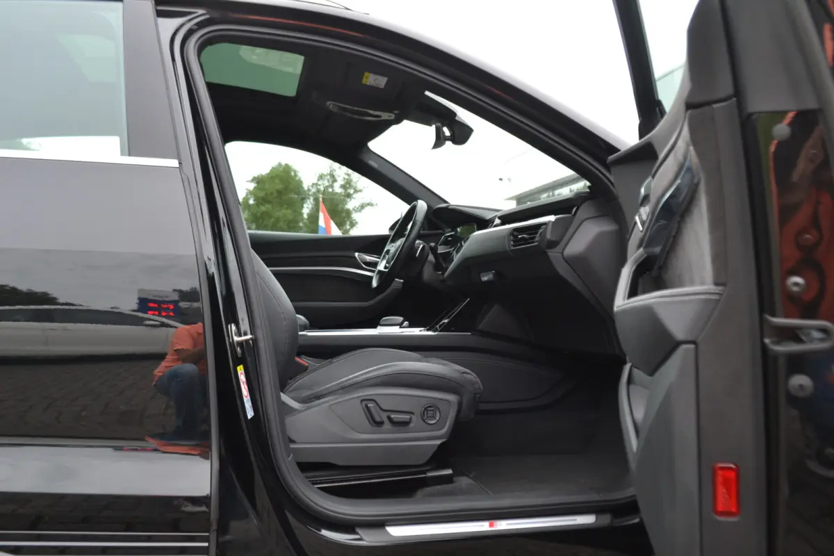 55 quattro S-Line 95 kWh Panoramdak | Trekhaak | Stoelen v el geheug. | Achteruitrijcamera | Keyless |