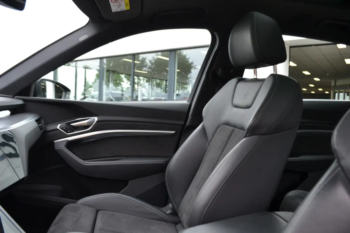 55 quattro S-Line 95 kWh Panoramdak | Trekhaak | Stoelen v el geheug. | Achteruitrijcamera | Keyless |
