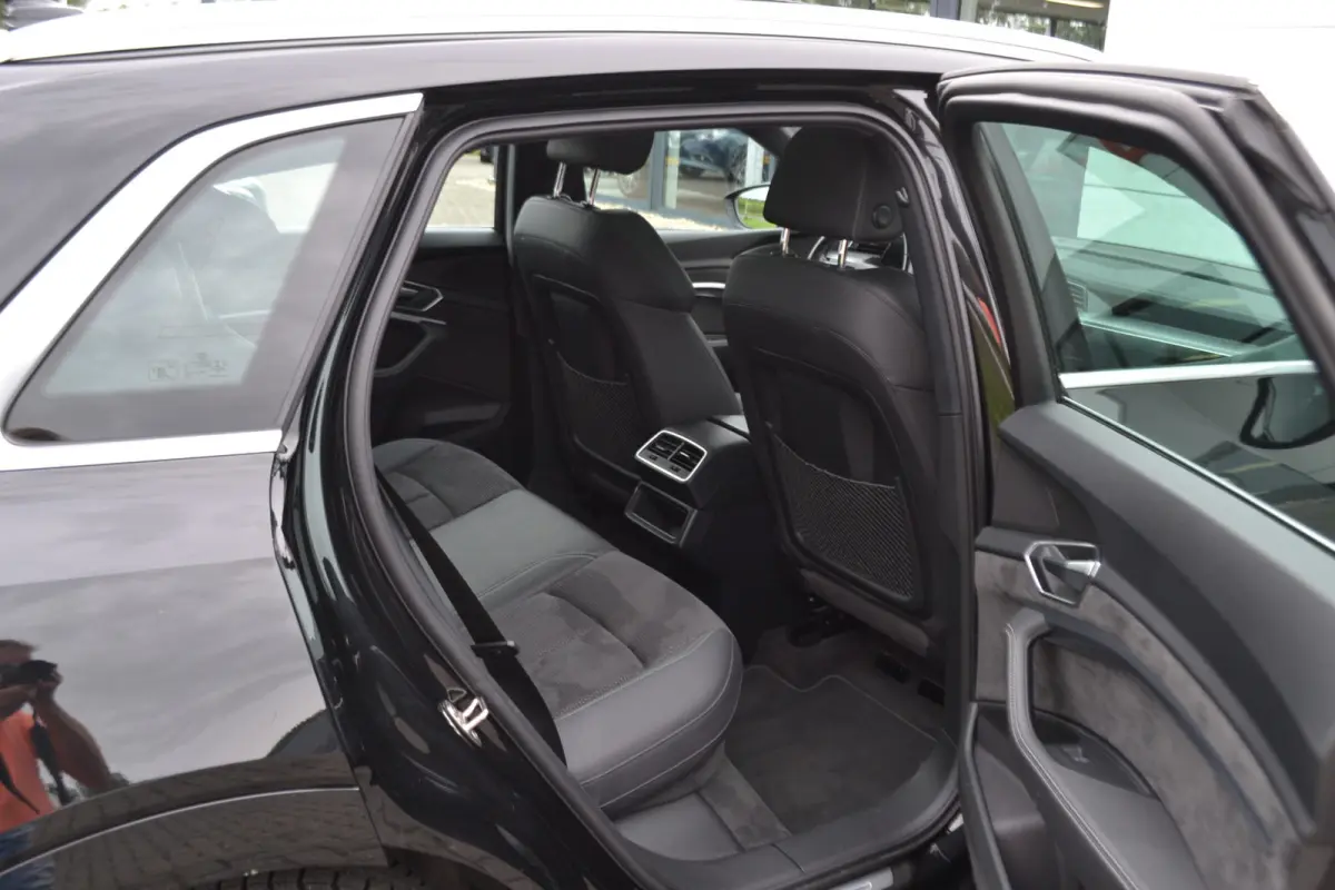 55 quattro S-Line 95 kWh Panoramdak | Trekhaak | Stoelen v el geheug. | Achteruitrijcamera | Keyless |