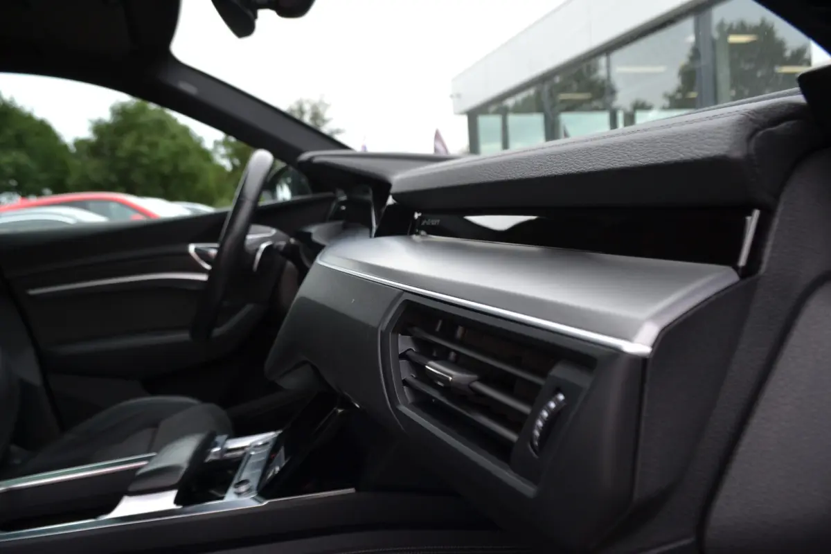 55 quattro S-Line 95 kWh Panoramdak | Trekhaak | Stoelen v el geheug. | Achteruitrijcamera | Keyless |