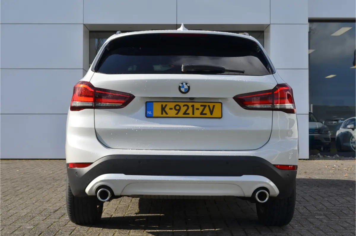 sDrive20i 180pk Automaat | Panoramdak | Carplay | Head Up | Achteruitrij camera |Stoelverwarming | Dealer Metallic Lak