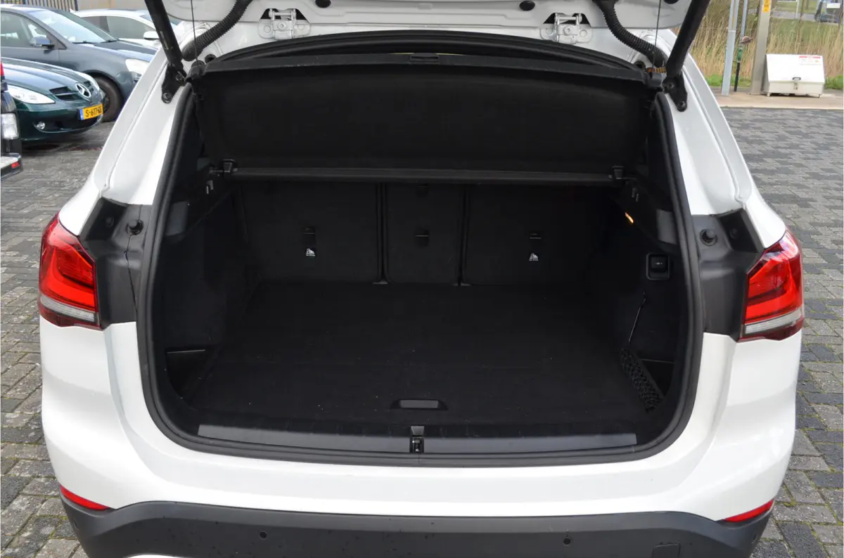 sDrive20i 180pk Automaat | Panoramdak | Carplay | Head Up | Achteruitrij camera |Stoelverwarming | Dealer Metallic Lak