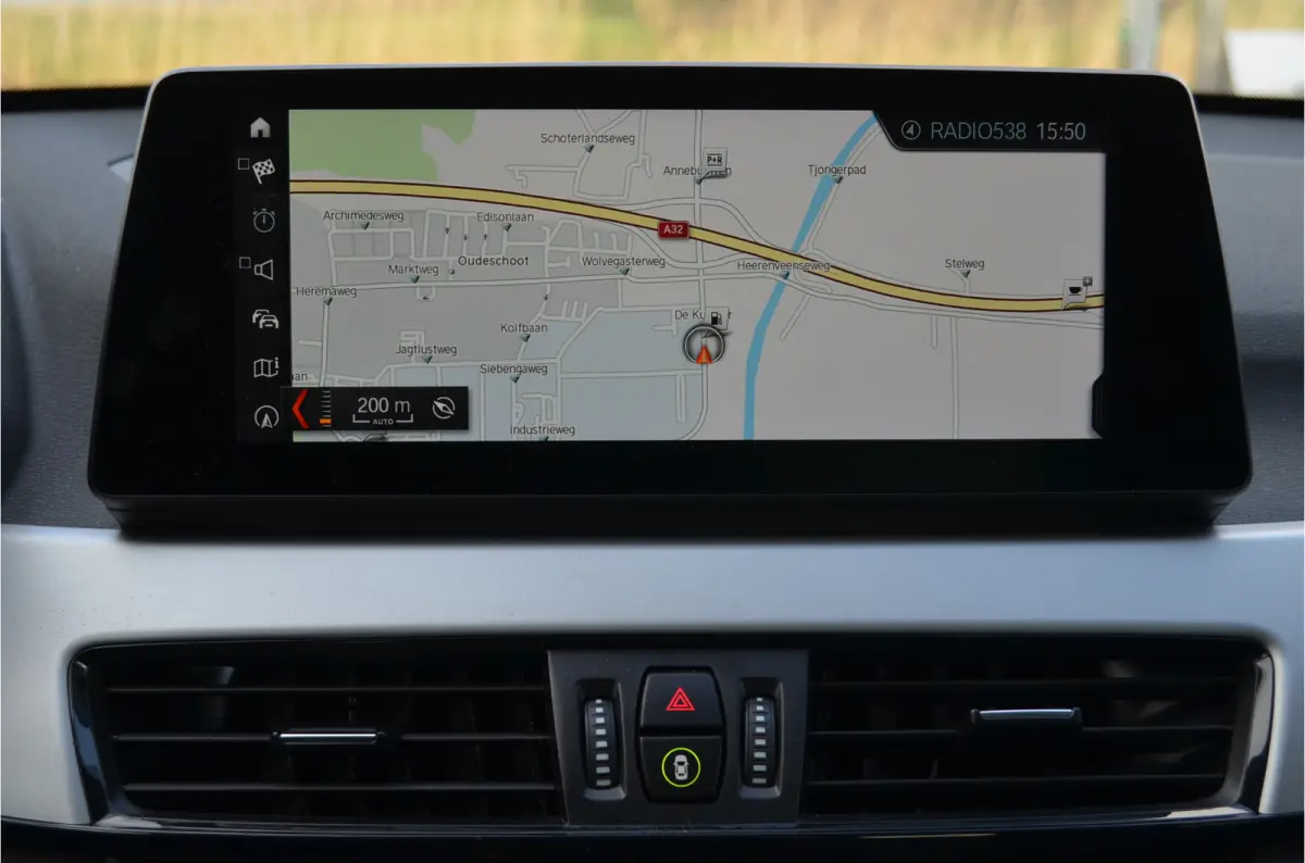 sDrive20i 180pk Automaat | Panoramdak | Carplay | Head Up | Achteruitrij camera |Stoelverwarming | Dealer Metallic Lak