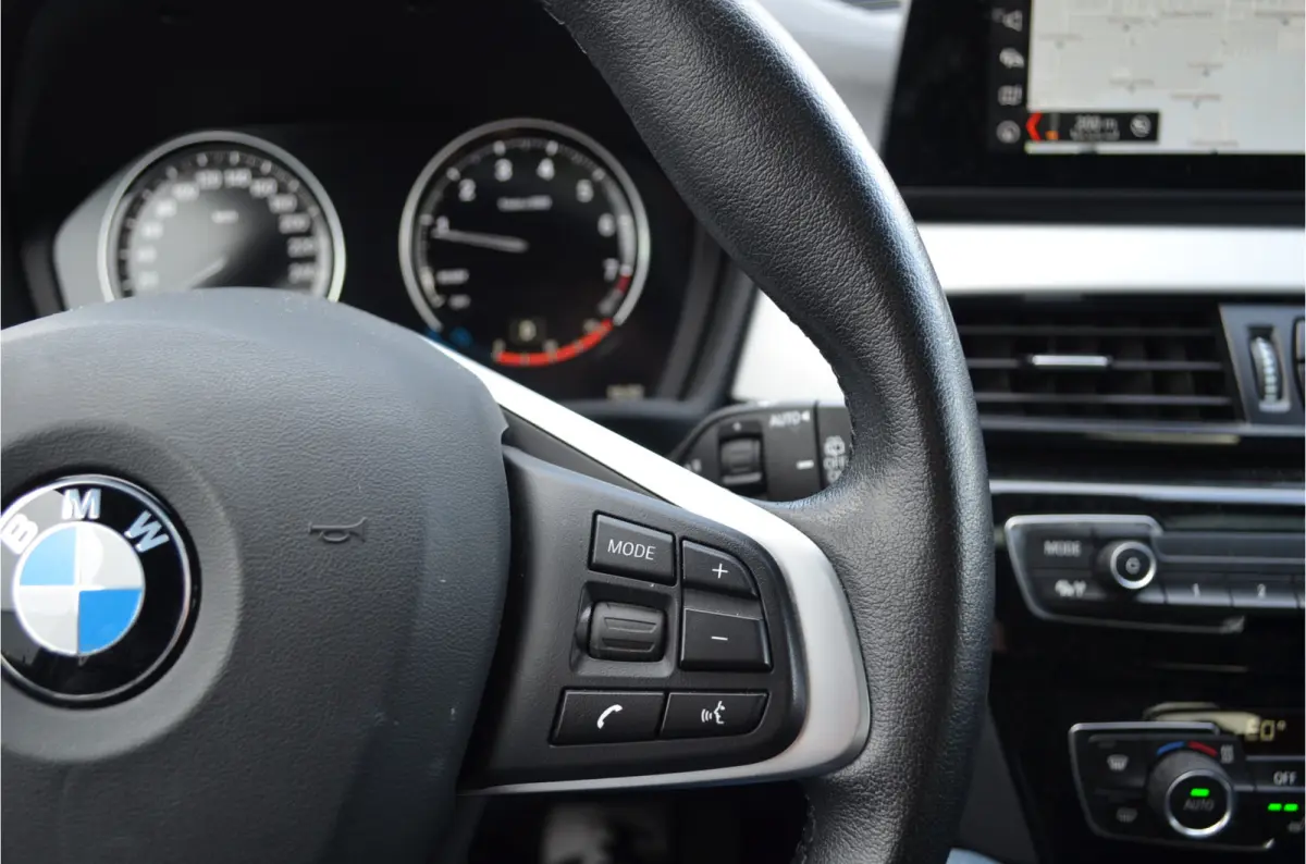 sDrive20i 180pk Automaat | Panoramdak | Carplay | Head Up | Achteruitrij camera |Stoelverwarming | Dealer Metallic Lak