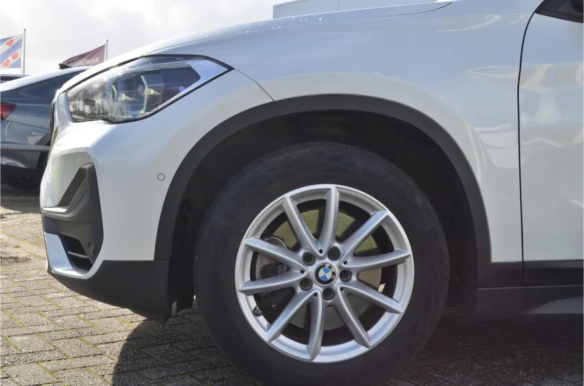 sDrive20i 180pk Automaat | Panoramdak | Carplay | Head Up | Achteruitrij camera |Stoelverwarming | Dealer Metallic Lak