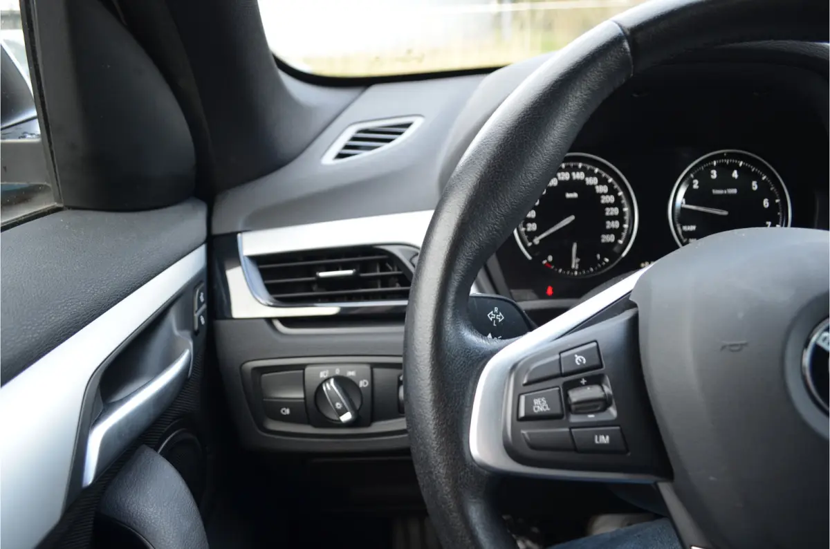sDrive20i 180pk Automaat | Panoramdak | Carplay | Head Up | Achteruitrij camera |Stoelverwarming | Dealer Metallic Lak