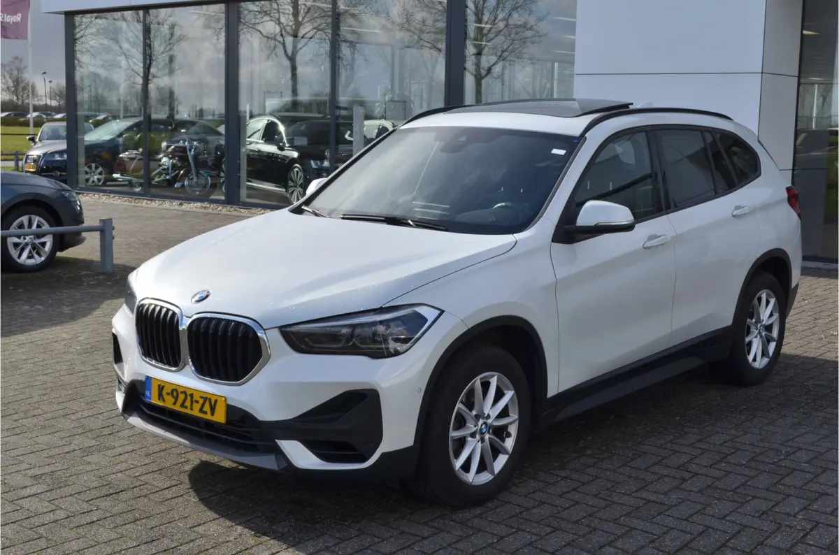 sDrive20i 180pk Automaat | Panoramdak | Carplay | Head Up | Achteruitrij camera |Stoelverwarming | Dealer Metallic Lak