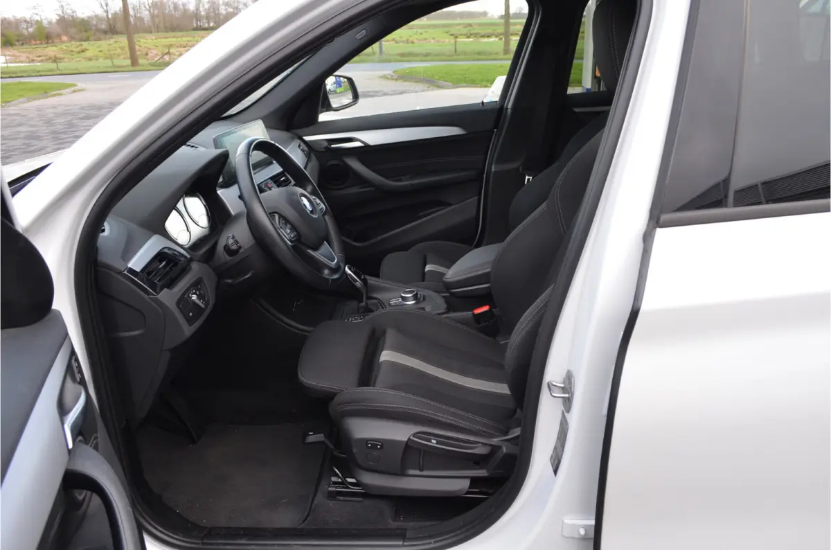 sDrive20i 180pk Automaat | Panoramdak | Carplay | Head Up | Achteruitrij camera |Stoelverwarming | Dealer Metallic Lak