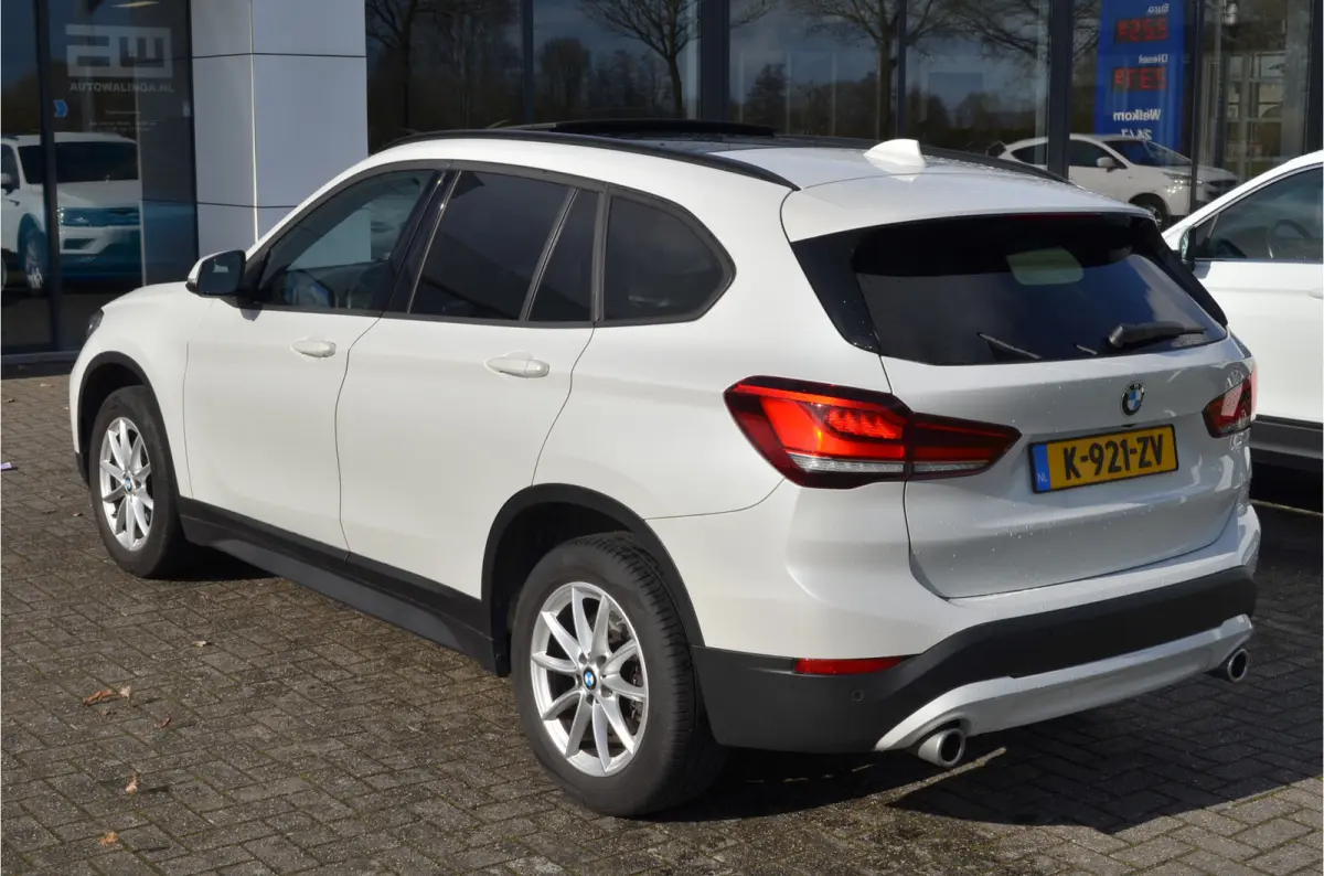 sDrive20i 180pk Automaat | Panoramdak | Carplay | Head Up | Achteruitrij camera |Stoelverwarming | Dealer Metallic Lak