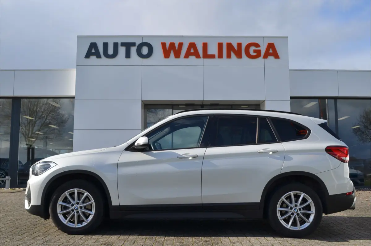 sDrive20i 180pk Automaat | Panoramdak | Carplay | Head Up | Achteruitrij camera |Stoelverwarming | Dealer Metallic Lak