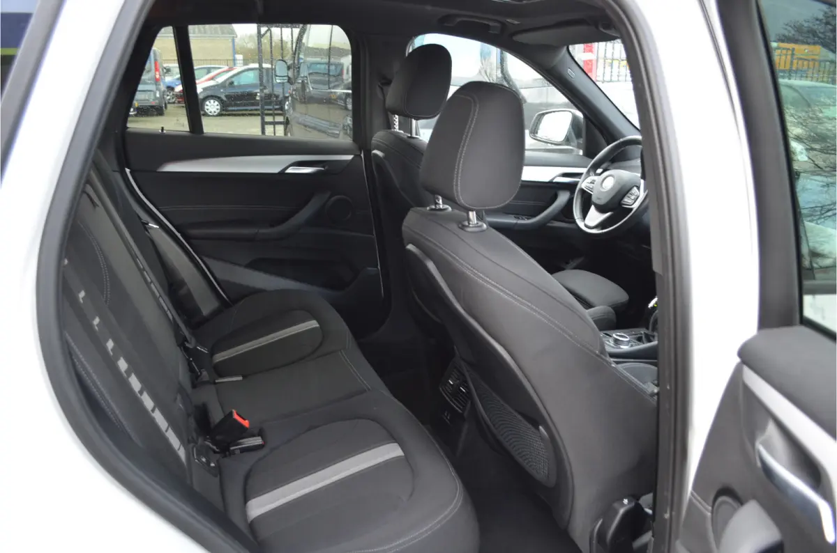 sDrive20i 180pk Automaat | Panoramdak | Carplay | Head Up | Achteruitrij camera |Stoelverwarming | Dealer Metallic Lak