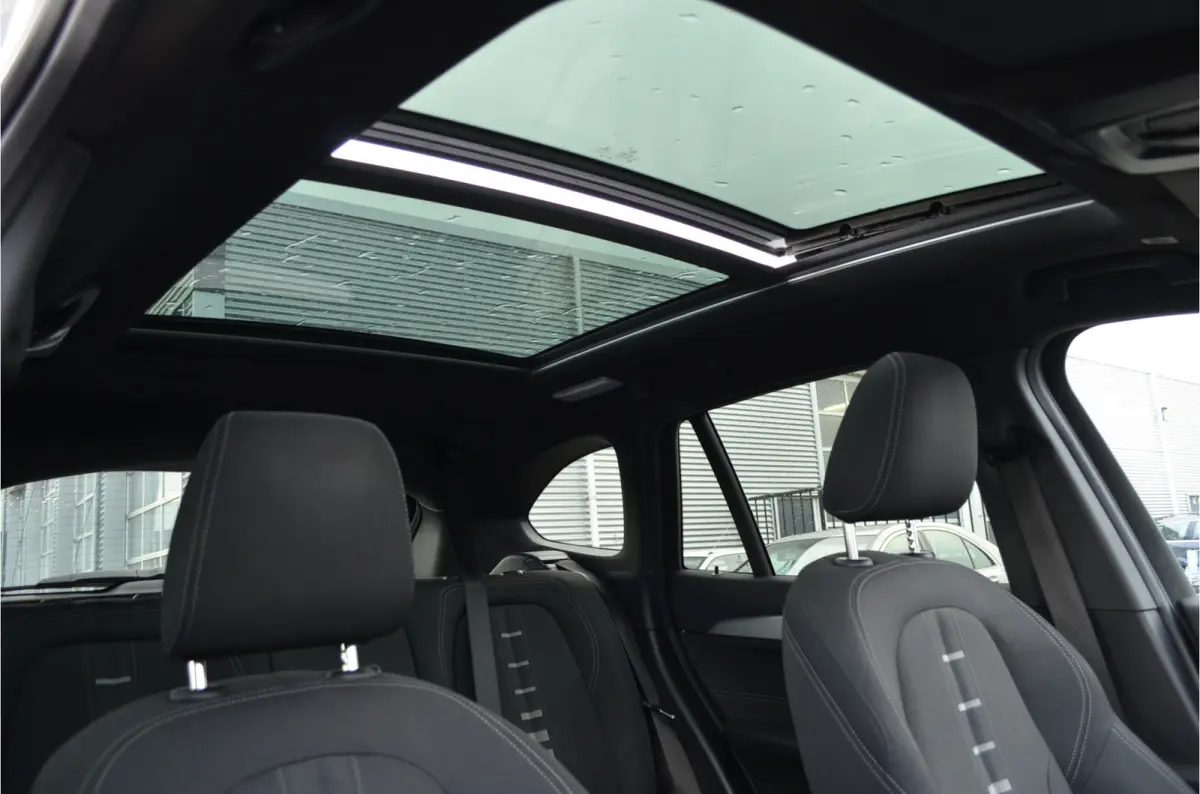 sDrive20i 180pk Automaat | Panoramdak | Carplay | Head Up | Achteruitrij camera |Stoelverwarming | Dealer Metallic Lak