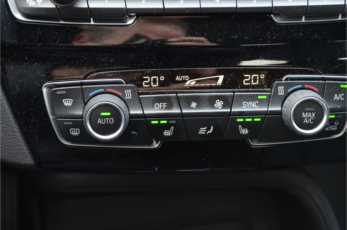 sDrive20i 180pk Automaat | Panoramdak | Carplay | Head Up | Achteruitrij camera |Stoelverwarming | Dealer Metallic Lak
