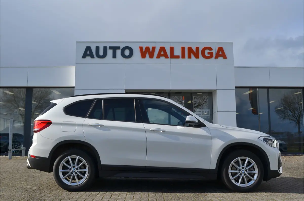 sDrive20i 180pk Automaat | Panoramdak | Carplay | Head Up | Achteruitrij camera |Stoelverwarming | Dealer Metallic Lak