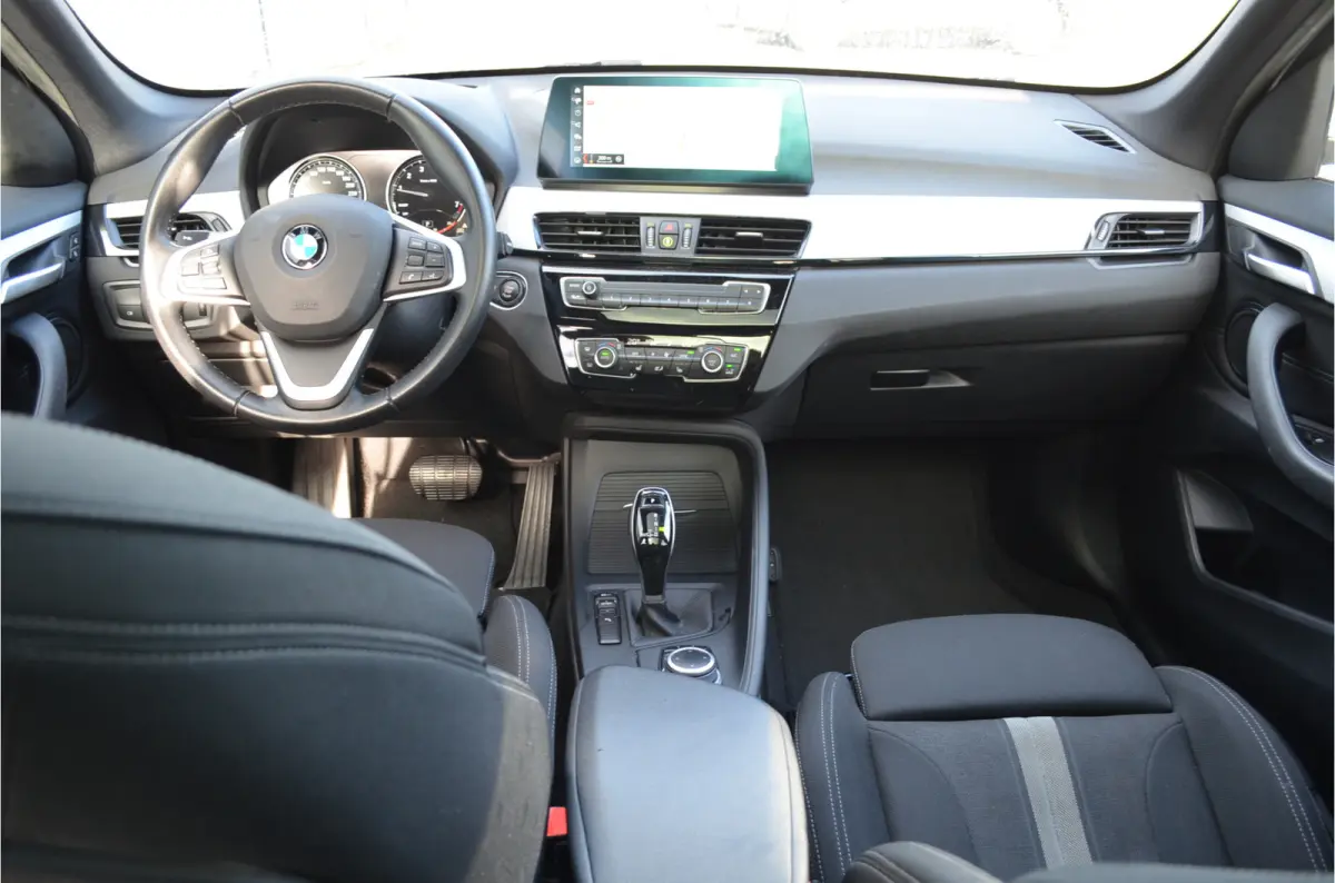 sDrive20i 180pk Automaat | Panoramdak | Carplay | Head Up | Achteruitrij camera |Stoelverwarming | Dealer Metallic Lak