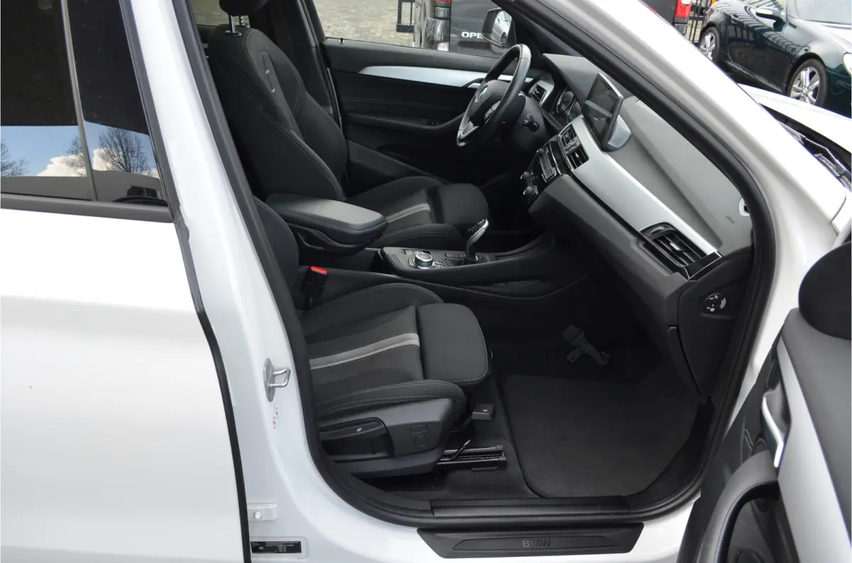 sDrive20i 180pk Automaat | Panoramdak | Carplay | Head Up | Achteruitrij camera |Stoelverwarming | Dealer Metallic Lak