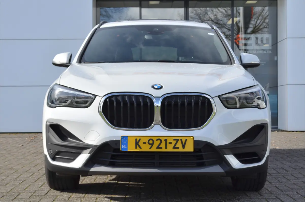 sDrive20i 180pk Automaat | Panoramdak | Carplay | Head Up | Achteruitrij camera |Stoelverwarming | Dealer Metallic Lak