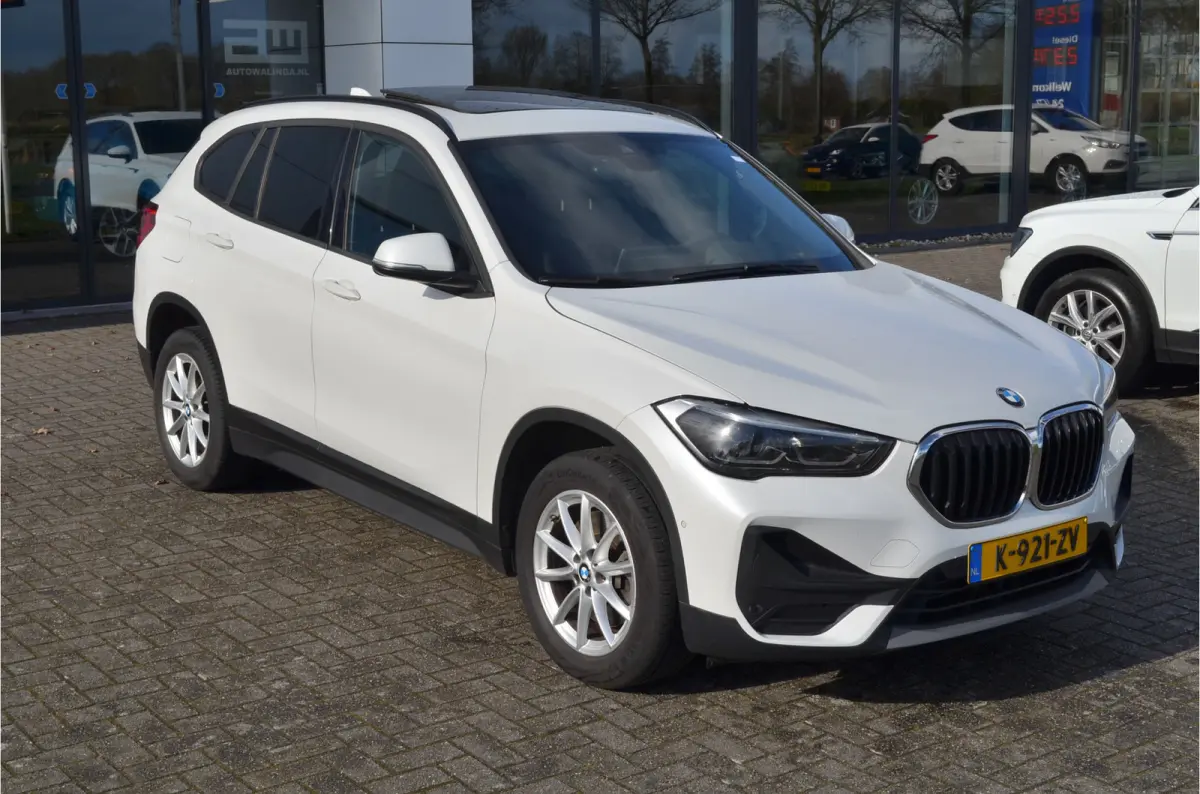 sDrive20i 180pk Automaat | Panoramdak | Carplay | Head Up | Achteruitrij camera |Stoelverwarming | Dealer Metallic Lak