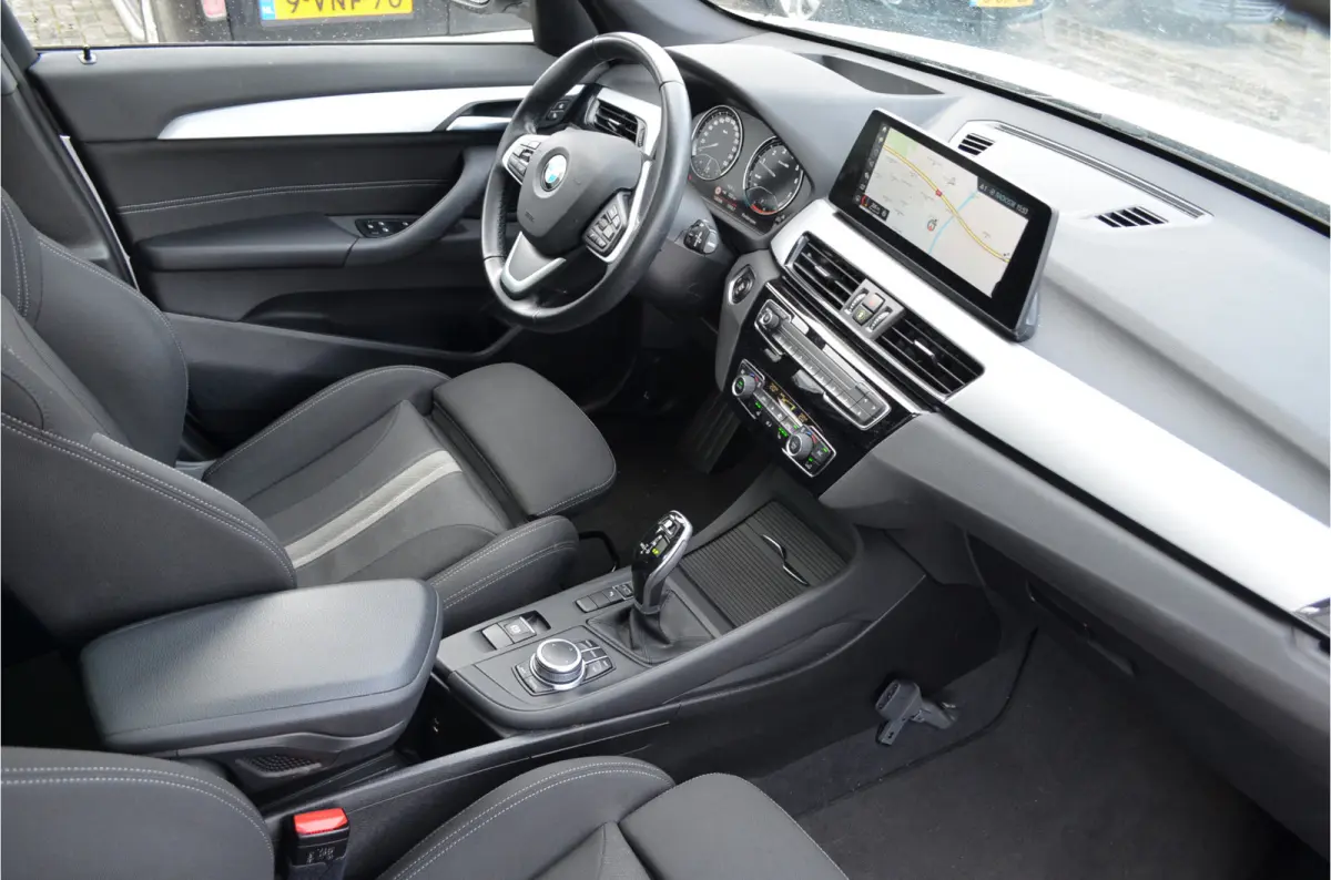 sDrive20i 180pk Automaat | Panoramdak | Carplay | Head Up | Achteruitrij camera |Stoelverwarming | Dealer Metallic Lak