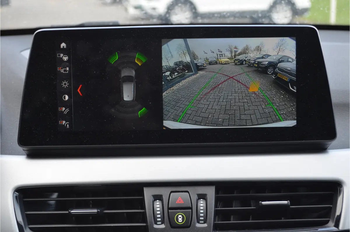 sDrive20i 180pk Automaat | Panoramdak | Carplay | Head Up | Achteruitrij camera |Stoelverwarming | Dealer Metallic Lak